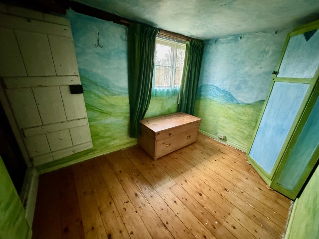 Lot: 31 - DETACHED PERIOD COTTAGE AND ORCHARD LAND - Bedroom 3 with stairs to attic